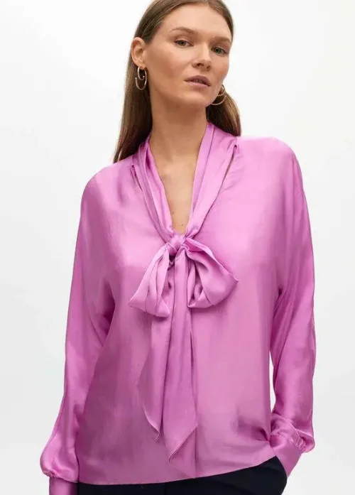Blusa satén con lazada rosa