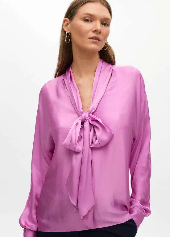 Blusa satén con lazada rosa