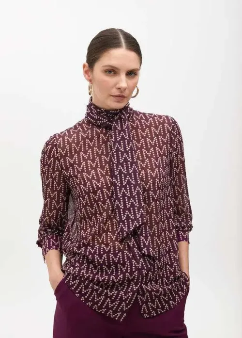 Camisa burdeos con lazada en cuello