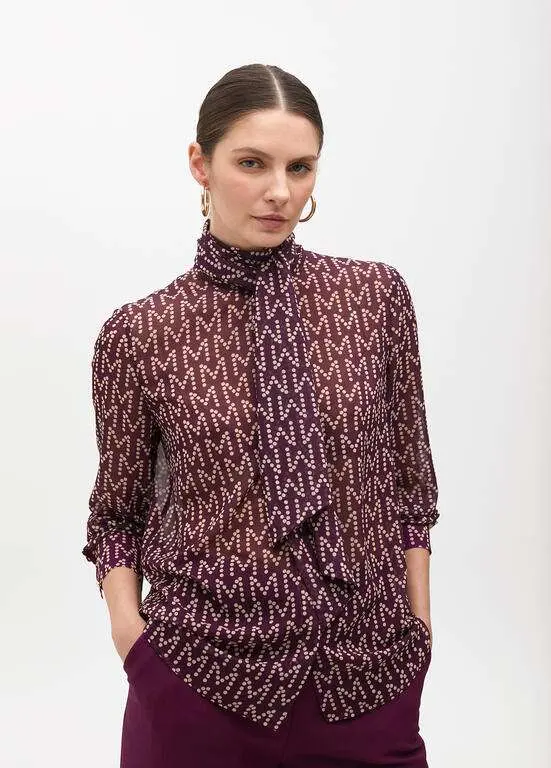 Camisa burdeos con lazada en cuello