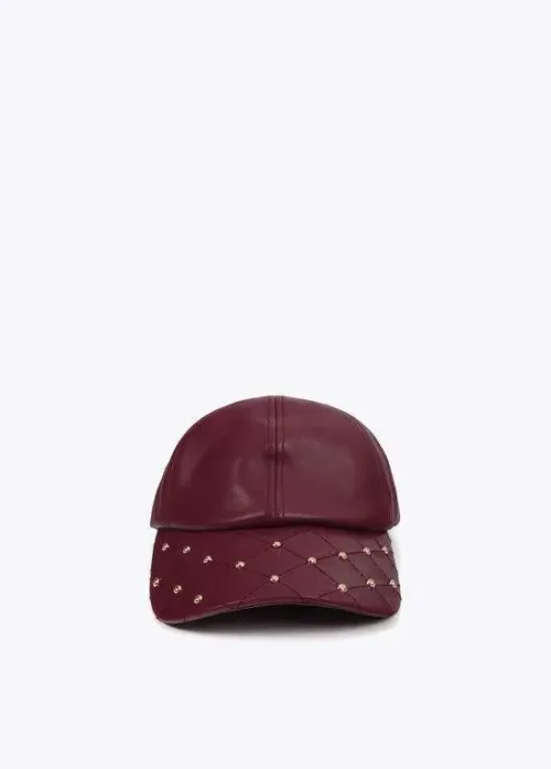 Gorra efecto piel detalle tachuelas