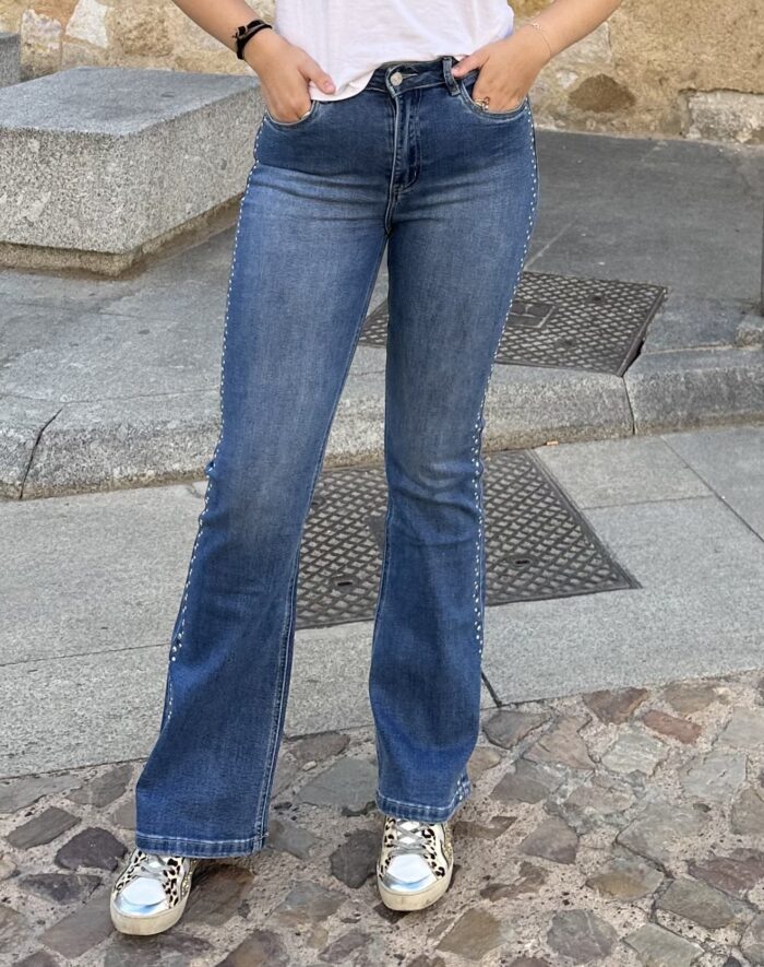 Pantalón vaquero tachuelas laterales