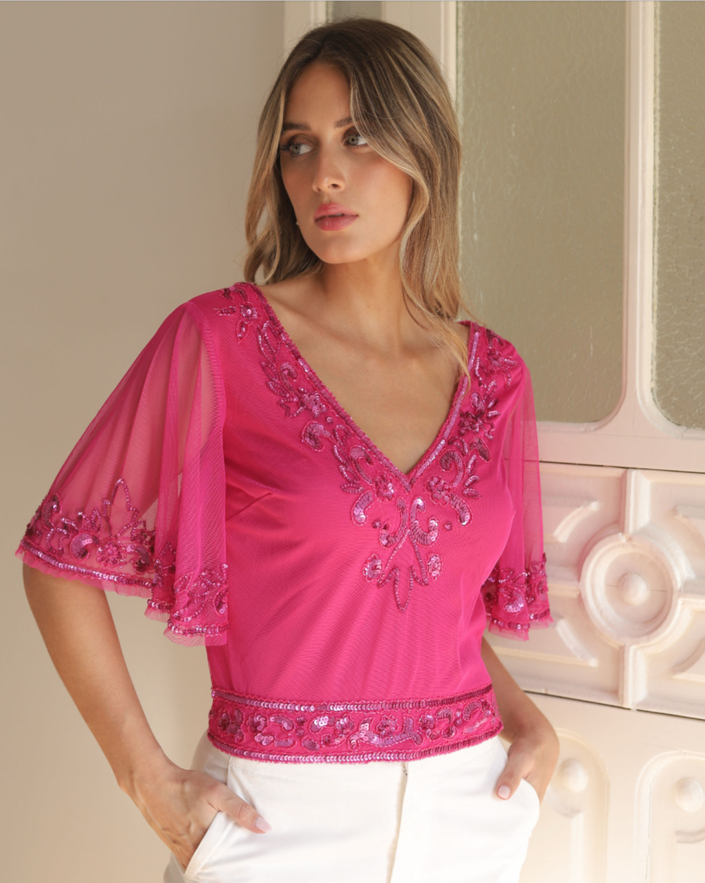 Top pedrería rosa fucsia, mangas campana