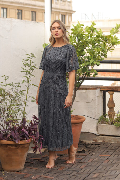 Vestido pedrería azul noche, corte midi y con mangas-capa