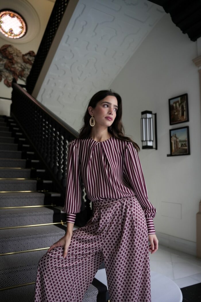 Blusa rayas granate y beige, cuello caja y puños con botones