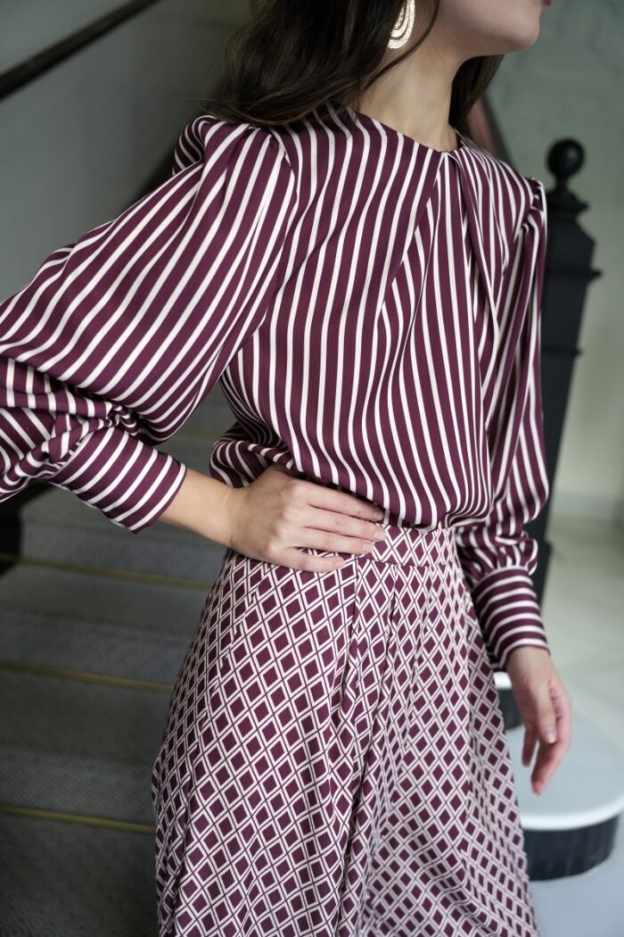 Blusa rayas granate y beige, cuello caja y puños con botones - Imagen 2