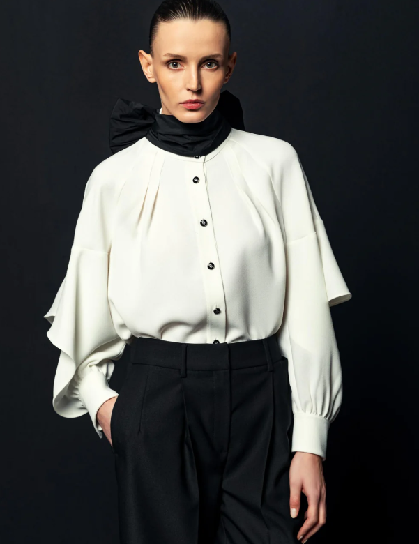 Blusa con lazo al cuello