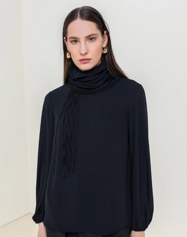 Blusa negra detalle cuello drapeado