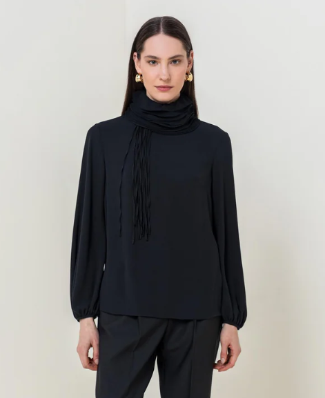 Blusa negra detalle cuello drapeado