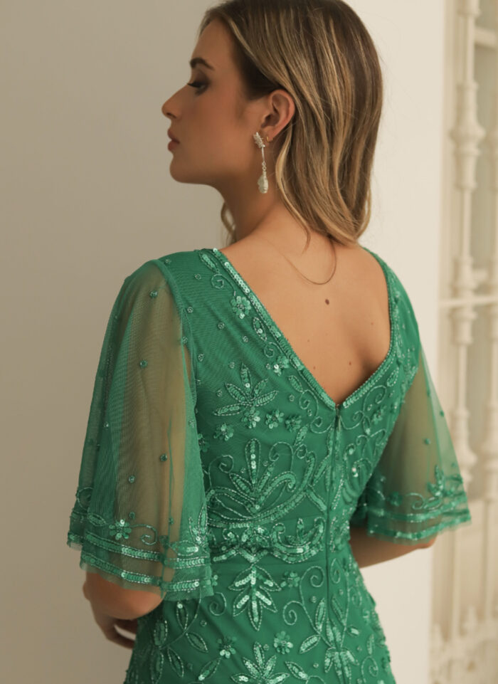 Vestido pedrería verde esmeralda con mangas campana